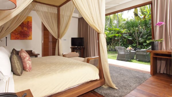 Villa Sarasvati - Spacious guest bedroom with terrace